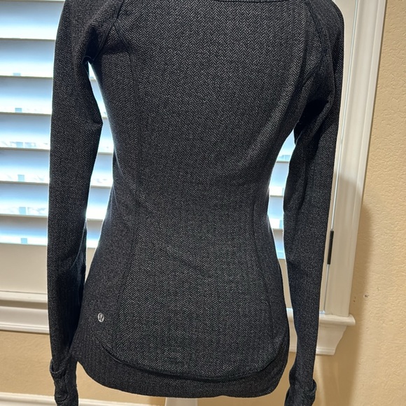 Lulu lemon tops in excellent condition - Picture 5 of 5